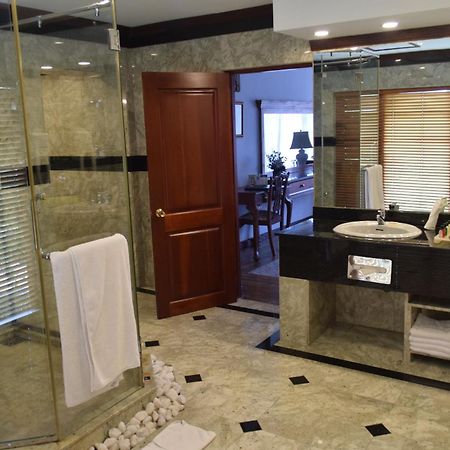 קנדי Mahaweli Reach Hotel מראה חיצוני תמונה