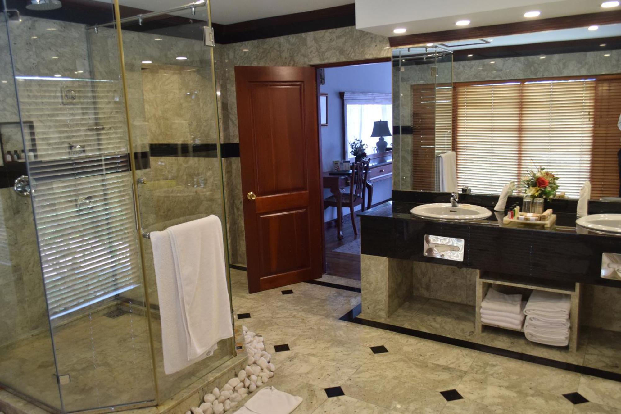 קנדי Mahaweli Reach Hotel מראה חיצוני תמונה